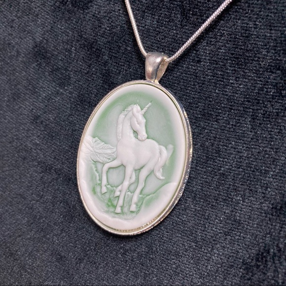 Handmade Unicorn Cameo Pendant 3D Necklace Green & White 925 Stamped Silver - Picture 3 of 7